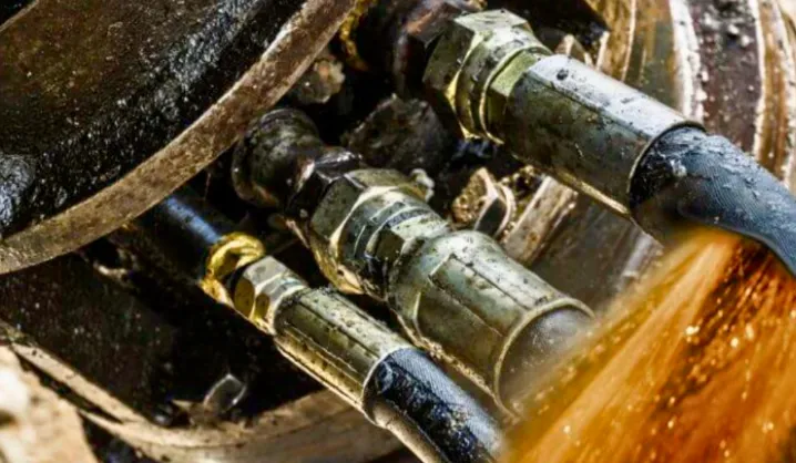 Contaminated hydraulic system investigated through oil analysis